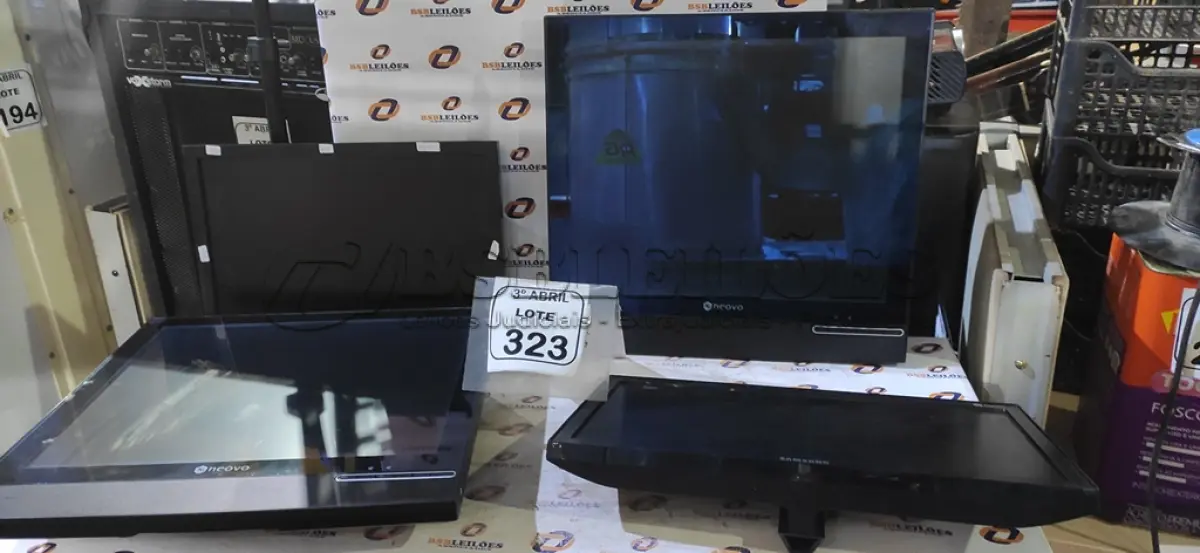 LOTE 323 - 02 MONITORES DE LCD MARCA DELL, SAMSUNG E 02 MONITORES NEOVO. (NO ESTADO) ATENÇÃO! FAZER A VISITAÇÃO ANTES DE ARREMATAR, NÃO SABEMOS SE FUNCIONA, LEILÃO NÃO TEM GARANTIA E NEM DEVOLUÇÃO, SUJEITO A POSSÍVEIS AVARIAS VISÍVEIS/OCULTAS E/OU AUSÊNCIA DE COMPONENTES.