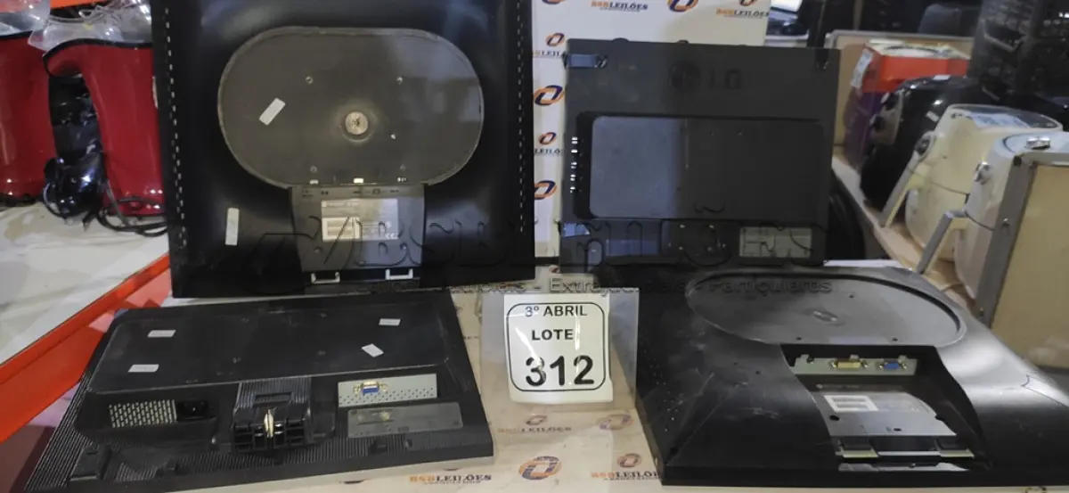 LOTE 312 - 02 MONITORES DE LCD MARCA LG E 02 MONITORES NEOVO. (NO ESTADO) ATENÇÃO! FAZER A VISITAÇÃO ANTES DE ARREMATAR, NÃO SABEMOS SE FUNCIONA, LEILÃO NÃO TEM GARANTIA E NEM DEVOLUÇÃO, SUJEITO A POSSÍVEIS AVARIAS VISÍVEIS/OCULTAS E/OU AUSÊNCIA DE COMPONENTES.