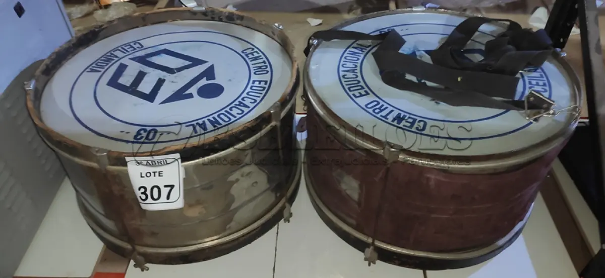 LOTE 307 - 02 TAMBORES DE PERCUSSÃO. (NO ESTADO) ATENÇÃO! FAZER A VISITAÇÃO ANTES DE ARREMATAR, NÃO SABEMOS SE FUNCIONA, LEILÃO NÃO TEM GARANTIA E NEM DEVOLUÇÃO, SUJEITO A POSSÍVEIS AVARIAS VISÍVEIS/OCULTAS E/OU AUSÊNCIA DE COMPONENTES.