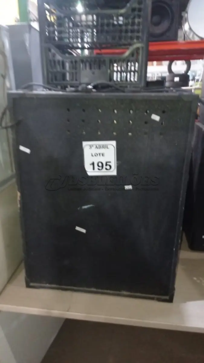 LOTE 195 - 01 CAIXA DE SOM AMPLIFICADORA MODELO VSU 500 MARCA VOXSTORM. (NO ESTADO) ATENÇÃO! FAZER A VISITAÇÃO ANTES DE ARREMATAR, NÃO SABEMOS SE FUNCIONA, LEILÃO NÃO TEM GARANTIA E NEM DEVOLUÇÃO, SUJEITO A POSSÍVEIS AVARIAS VISÍVEIS/OCULTAS E/OU AUSÊNCIA DE COMPONENTES.