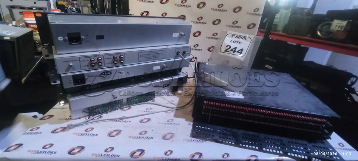 LOTE 244 - 01 LOTE COM VÁRIOS CONTROLADORES DE VÍDEOS E ÁUDIO MARCAS E MODELOS DIVERSOS. (NO ESTADO) ATENÇÃO! FAZER A VISITAÇÃO ANTES DE ARREMATAR, NÃO SABEMOS SE FUNCIONA, LEILÃO NÃO TEM GARANTIA E NEM DEVOLUÇÃO, SUJEITO A POSSÍVEIS AVARIAS VISÍVEIS/OCULTAS E/OU AUSÊNCIA DE COMPONENTES.