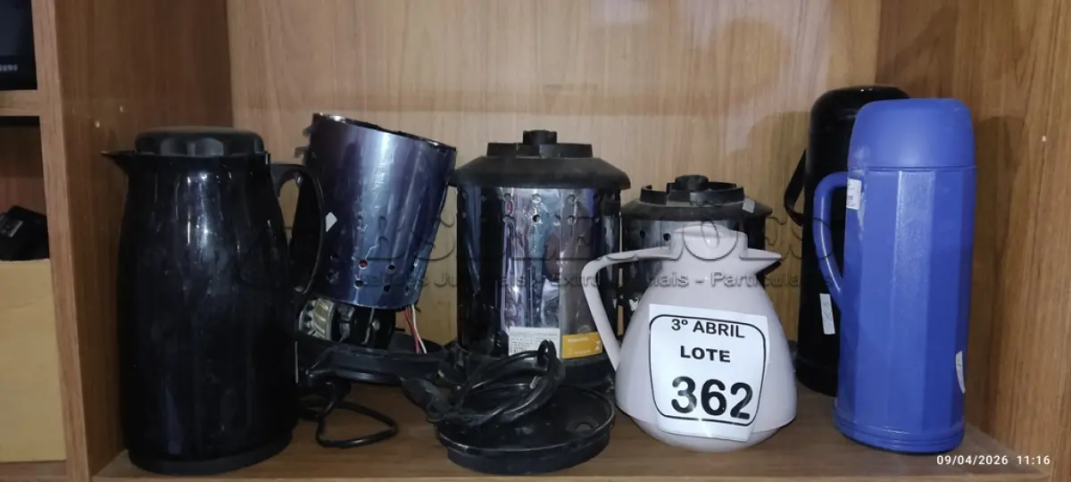 LOTE 362 - 04 GARRAFAS TÉRMICAS E 03 MOTORES DE LIQUIDIFICADOR INDUSTRIAL. (NO ESTADO) ATENÇÃO! FAZER A VISITAÇÃO ANTES DE ARREMATAR, NÃO SABEMOS SE FUNCIONA, LEILÃO NÃO TEM GARANTIA E NEM DEVOLUÇÃO, SUJEITO A POSSÍVEIS AVARIAS VISÍVEIS/OCULTAS E/OU AUSÊNCIA DE COMPONENTES.