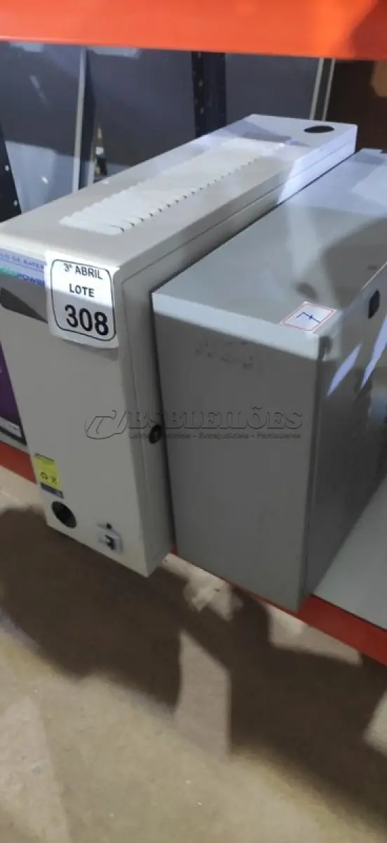 LOTE 308 - 02 BANCOS DE BATERIA VAZIOS. (NO ESTADO) ATENÇÃO! FAZER A VISITAÇÃO ANTES DE ARREMATAR, NÃO SABEMOS SE FUNCIONA, LEILÃO NÃO TEM GARANTIA E NEM DEVOLUÇÃO, SUJEITO A POSSÍVEIS AVARIAS VISÍVEIS/OCULTAS E/OU AUSÊNCIA DE COMPONENTES.