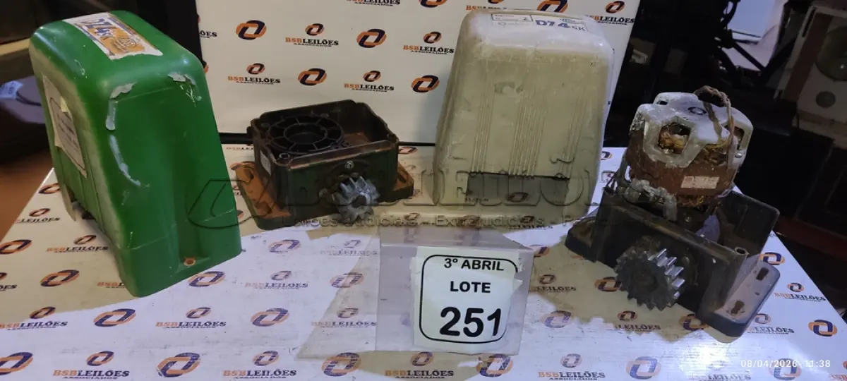 LOTE 251 - 01 MOTORES DE PORTÃO ELÉTRICO E 01 CAIXA PARA MOTOR DE PORTÃO. (NO ESTADO) ATENÇÃO! FAZER A VISITAÇÃO ANTES DE ARREMATAR, NÃO SABEMOS SE FUNCIONA, LEILÃO NÃO TEM GARANTIA E NEM DEVOLUÇÃO, SUJEITO A POSSÍVEIS AVARIAS VISÍVEIS/OCULTAS E/OU AUSÊNCIA DE COMPONENTES.