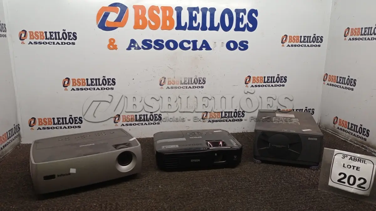 LOTE 202 - 03 PROJETORES DE MARCAS E MODELOS DIVERSOS PARA RETIRADA DE PEÇAS. (NO ESTADO) ATENÇÃO! FAZER A VISITAÇÃO ANTES DE ARREMATAR, NÃO SABEMOS SE FUNCIONA, LEILÃO NÃO TEM GARANTIA E NEM DEVOLUÇÃO, SUJEITO A POSSÍVEIS AVARIAS VISÍVEIS/OCULTAS E/OU AUSÊNCIA DE COMPONENTES.