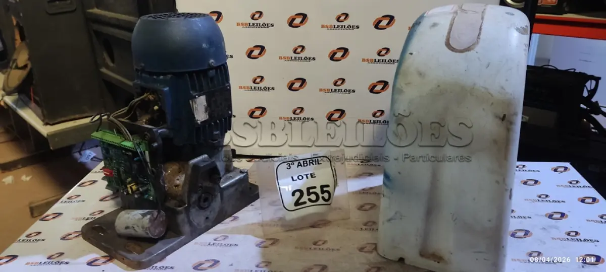 LOTE 255 - 01 MOTOR DE PORTÃO ELÉTRICO. (NO ESTADO) ATENÇÃO! FAZER A VISITAÇÃO ANTES DE ARREMATAR, NÃO SABEMOS SE FUNCIONA, LEILÃO NÃO TEM GARANTIA E NEM DEVOLUÇÃO, SUJEITO A POSSÍVEIS AVARIAS VISÍVEIS/OCULTAS E/OU AUSÊNCIA DE COMPONENTES.