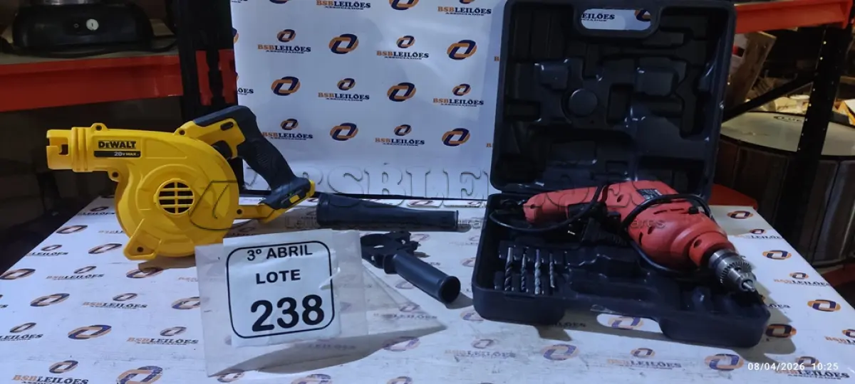 LOTE 238 - 01 SOPRADOR ELÉTRICO MARCA DEWALT SEM BATERIA E 01 FURADEIRA COM MALETA MARCA MONDIAL 220V. (NO ESTADO) ATENÇÃO! FAZER A VISITAÇÃO ANTES DE ARREMATAR, NÃO SABEMOS SE FUNCIONA, LEILÃO NÃO TEM GARANTIA E NEM DEVOLUÇÃO, SUJEITO A POSSÍVEIS AVARIAS VISÍVEIS/OCULTAS E/OU AUSÊNCIA DE COMPONENTES.