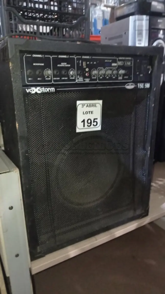 LOTE 195 - 01 CAIXA DE SOM AMPLIFICADORA MODELO VSU 500 MARCA VOXSTORM. (NO ESTADO) ATENÇÃO! FAZER A VISITAÇÃO ANTES DE ARREMATAR, NÃO SABEMOS SE FUNCIONA, LEILÃO NÃO TEM GARANTIA E NEM DEVOLUÇÃO, SUJEITO A POSSÍVEIS AVARIAS VISÍVEIS/OCULTAS E/OU AUSÊNCIA DE COMPONENTES.