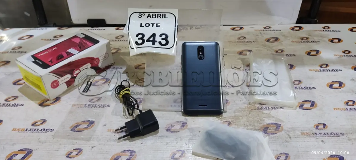 LOTE 343 - 01 SMARTPHONE COM CARREGADOR MODELO TWIST MARCA POSITIVO. (NO ESTADO) ATENÇÃO! FAZER A VISITAÇÃO ANTES DE ARREMATAR, NÃO SABEMOS SE FUNCIONA, LEILÃO NÃO TEM GARANTIA E NEM DEVOLUÇÃO, SUJEITO A POSSÍVEIS AVARIAS VISÍVEIS/OCULTAS E/OU AUSÊNCIA DE COMPONENTES.