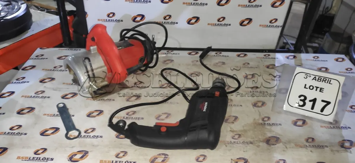 LOTE 317 - 01 SERRA MÁRMORE ELÉTRICA E 01 FURADEIRA. (NO ESTADO) ATENÇÃO! FAZER A VISITAÇÃO ANTES DE ARREMATAR, NÃO SABEMOS SE FUNCIONA, LEILÃO NÃO TEM GARANTIA E NEM DEVOLUÇÃO, SUJEITO A POSSÍVEIS AVARIAS VISÍVEIS/OCULTAS E/OU AUSÊNCIA DE COMPONENTES.