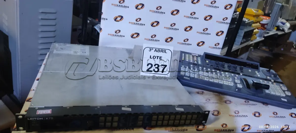 LOTE 237 - 01 CONTROLADORA DE EFEITOS DE VÍDEO DIGITAL MODELO DFS-700A MARCA SONY E 01 PAINEL DE CONTROLE REMOTO PARA RACK MODELO X75 MARCA LEITCH. (NO ESTADO) ATENÇÃO! FAZER A VISITAÇÃO ANTES DE ARREMATAR, NÃO SABEMOS SE FUNCIONA, LEILÃO NÃO TEM GARANTIA E NEM DEVOLUÇÃO, SUJEITO A POSSÍVEIS AVARIAS VISÍVEIS/OCULTAS E/OU AUSÊNCIA DE COMPONENTES.