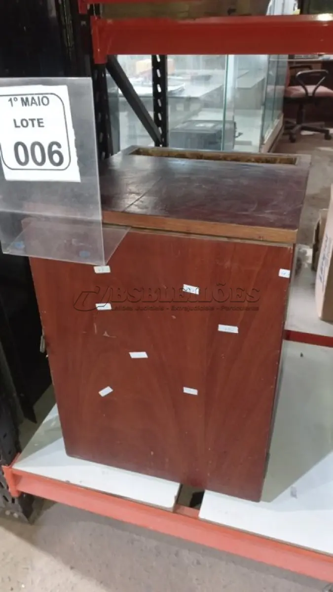 LOTE 006 - 01 FRIGOBAR VINTAGE MARCA ELECTROLUX. (NO ESTADO) ATENÇÃO! FAZER A VISITAÇÃO ANTES DE ARREMATAR, NÃO SABEMOS SE FUNCIONA, LEILÃO NÃO TEM GARANTIA E NEM DEVOLUÇÃO, SUJEITO A POSSÍVEIS AVARIAS VISÍVEIS/OCULTAS E/OU AUSÊNCIA DE COMPONENTES.