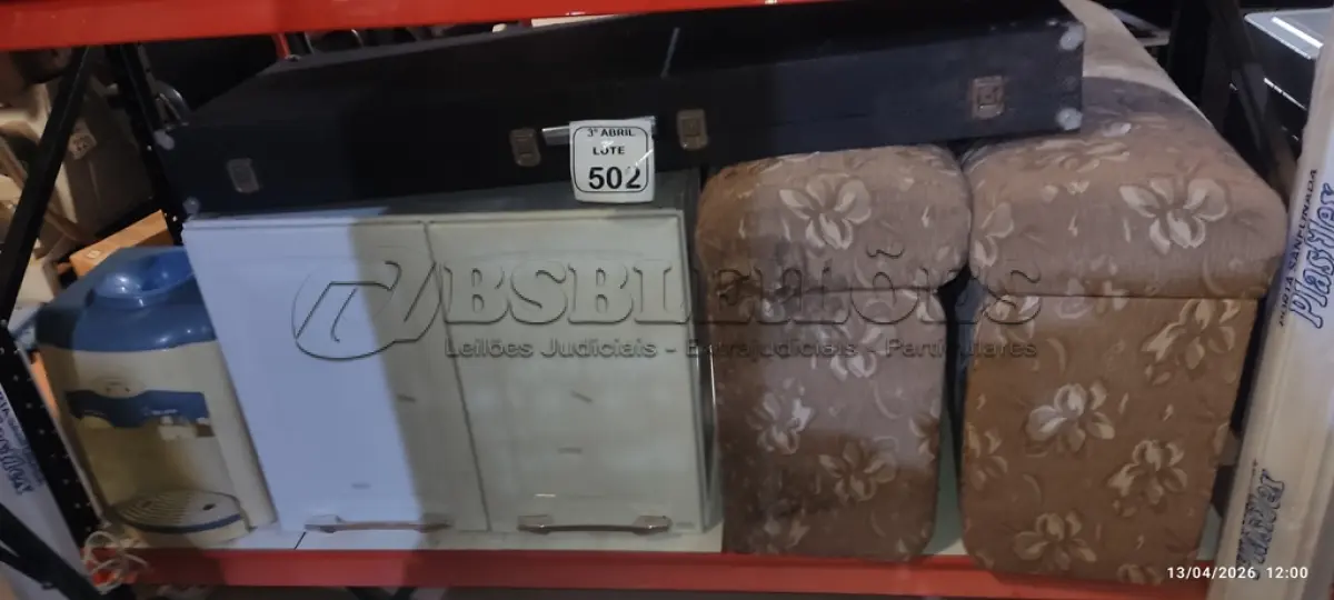 LOTE 502 - 01 ARMÁRIO PEQUENO DE COZINHA 02 PORTAS, 01 CASE NA COR PRETA E 01 BEBEDOURO PARA GARRAFÃO E 02 BAÚS ALMOFADADOS 01 BEBEDOURO PARA GARRAFÃO. (NO ESTADO) ATENÇÃO! FAZER A VISITAÇÃO ANTES DE ARREMATAR, NÃO SABEMOS SE FUNCIONA, LEILÃO NÃO TEM GARANTIA E NEM DEVOLUÇÃO, SUJEITO A POSSÍVEIS AVARIAS VISÍVEIS/OCULTAS E/OU AUSÊNCIA DE COMPONENTES.