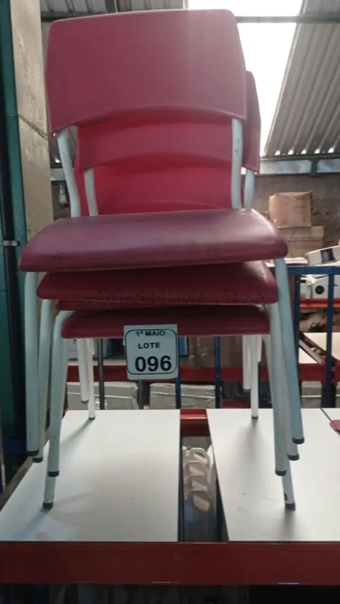 LOTE 096 - 04 CADEIRAS INFANTIS NA COR VERMELHA. (NO ESTADO) ATENÇÃO! FAZER A VISITAÇÃO ANTES DE ARREMATAR, NÃO SABEMOS SE FUNCIONA, LEILÃO NÃO TEM GARANTIA E NEM DEVOLUÇÃO, SUJEITO A POSSÍVEIS AVARIAS VISÍVEIS/OCULTAS E/OU AUSÊNCIA DE COMPONENTES.