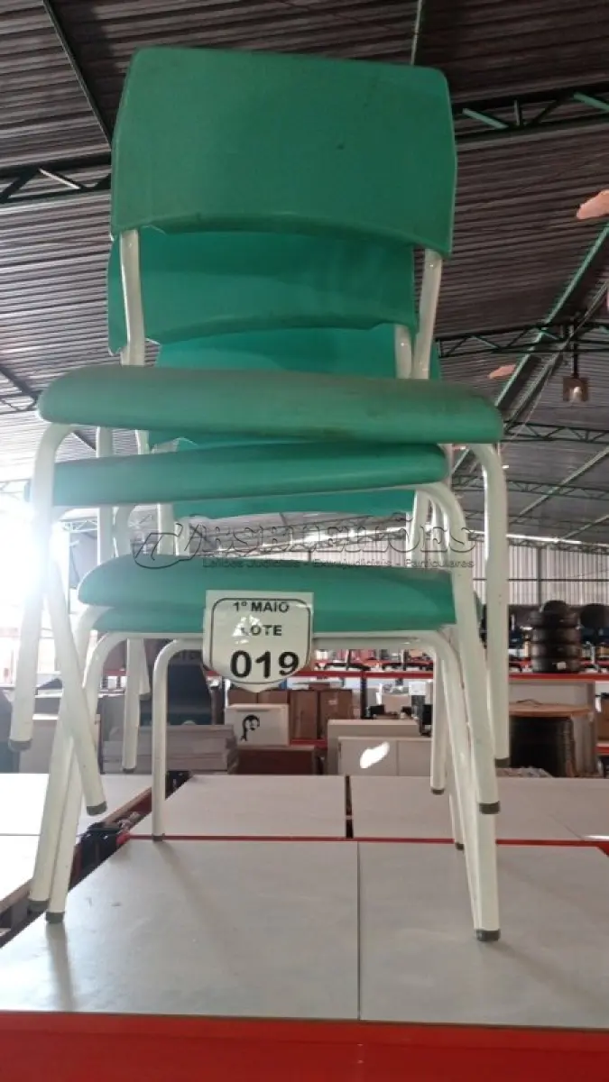 LOTE 019 - 04 CADEIRAS INFANTIS NA COR VERDE. (NO ESTADO) ATENÇÃO! FAZER A VISITAÇÃO ANTES DE ARREMATAR, NÃO SABEMOS SE FUNCIONA, LEILÃO NÃO TEM GARANTIA E NEM DEVOLUÇÃO, SUJEITO A POSSÍVEIS AVARIAS VISÍVEIS/OCULTAS E/OU AUSÊNCIA DE COMPONENTES.
