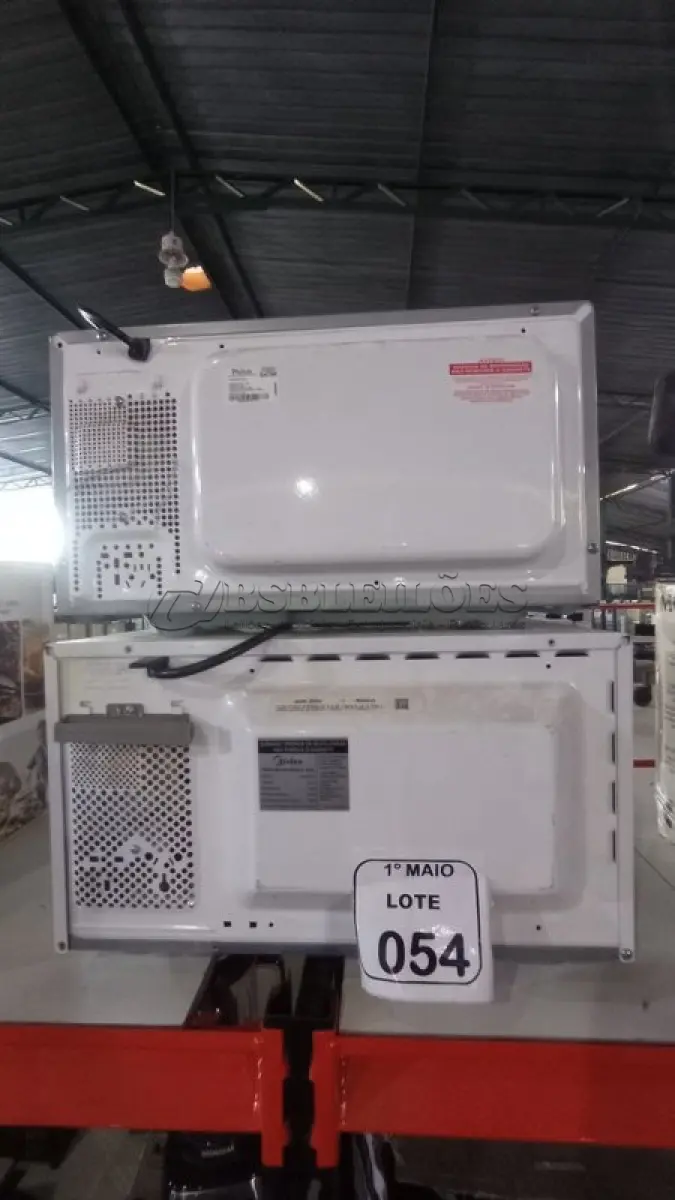 LOTE 054 - 02 MICRO-ONDAS 220 MARCAS PHILCO E MIDEA. (NO ESTADO) ATENÇÃO! FAZER A VISITAÇÃO ANTES DE ARREMATAR, NÃO SABEMOS SE FUNCIONA, LEILÃO NÃO TEM GARANTIA E NEM DEVOLUÇÃO, SUJEITO A POSSÍVEIS AVARIAS VISÍVEIS/OCULTAS E/OU AUSÊNCIA DE COMPONENTES.