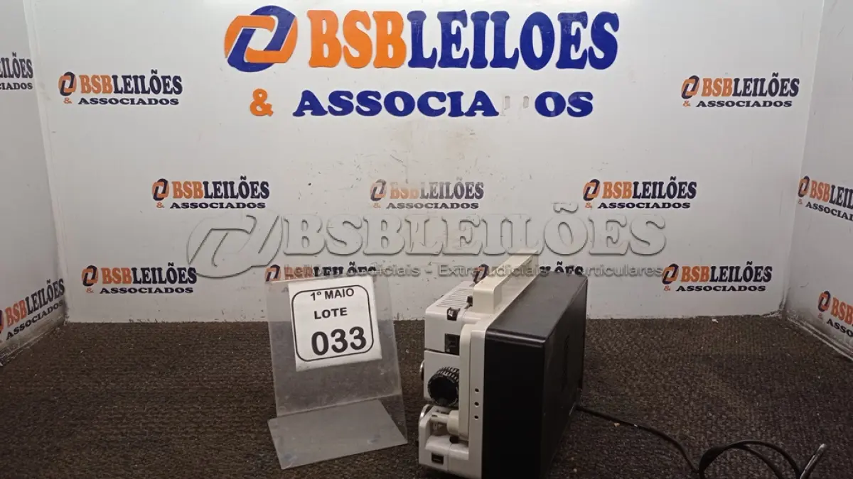 LOTE 033 - 01 PROJETOR MODELO MARK 610 D MARCA EUMIG. (NO ESTADO) ATENÇÃO! FAZER A VISITAÇÃO ANTES DE ARREMATAR, NÃO SABEMOS SE FUNCIONA, LEILÃO NÃO TEM GARANTIA E NEM DEVOLUÇÃO, SUJEITO A POSSÍVEIS AVARIAS VISÍVEIS/OCULTAS E/OU AUSÊNCIA DE COMPONENTES.