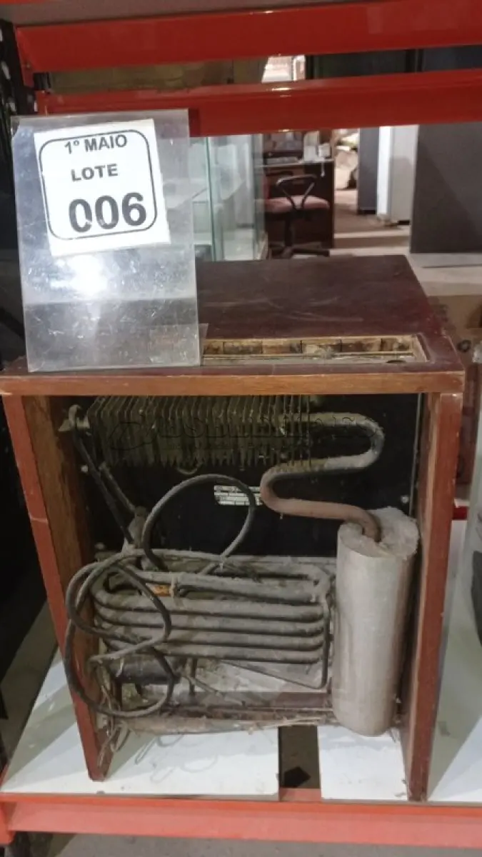 LOTE 006 - 01 FRIGOBAR VINTAGE MARCA ELECTROLUX. (NO ESTADO) ATENÇÃO! FAZER A VISITAÇÃO ANTES DE ARREMATAR, NÃO SABEMOS SE FUNCIONA, LEILÃO NÃO TEM GARANTIA E NEM DEVOLUÇÃO, SUJEITO A POSSÍVEIS AVARIAS VISÍVEIS/OCULTAS E/OU AUSÊNCIA DE COMPONENTES.