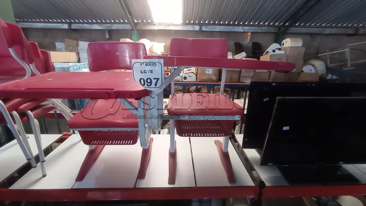 LOTE 097 - 02 CADEIRAS INFANTIS DE ESTUDANTE COM MESA ACOPLADA NA COR VERMELHA. (NO ESTADO) ATENÇÃO! FAZER A VISITAÇÃO ANTES DE ARREMATAR, NÃO SABEMOS SE FUNCIONA, LEILÃO NÃO TEM GARANTIA E NEM DEVOLUÇÃO, SUJEITO A POSSÍVEIS AVARIAS VISÍVEIS/OCULTAS E/OU AUSÊNCIA DE COMPONENTES.