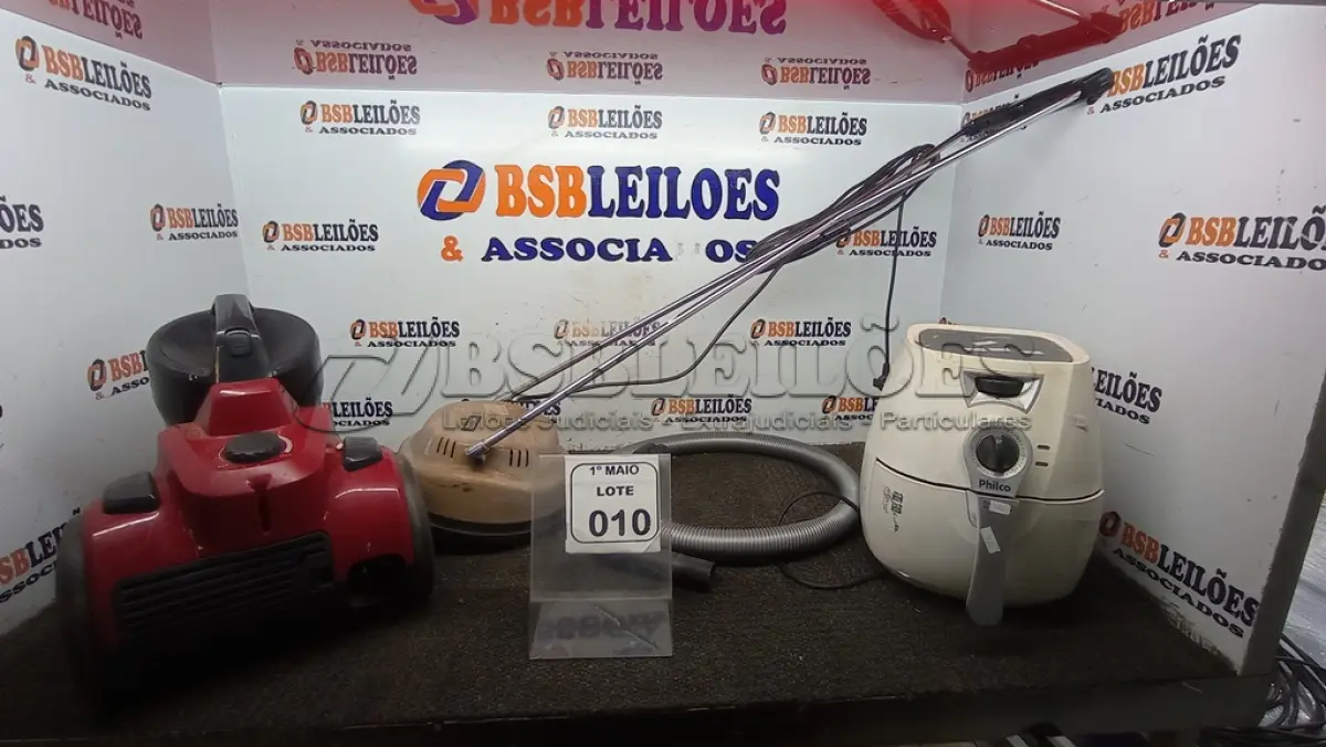 LOTE 010 - 01 AIR FRYER MARCA PHILCO, 01 ENCERADEIRA DOMÉSTICA MARCA WALITA E 01 ASPIRADOR DE PÓ MARCA ELECTROLUX. (NO ESTADO) ATENÇÃO! FAZER A VISITAÇÃO ANTES DE ARREMATAR, NÃO SABEMOS SE FUNCIONA, LEILÃO NÃO TEM GARANTIA E NEM DEVOLUÇÃO, SUJEITO A POSSÍVEIS AVARIAS VISÍVEIS/OCULTAS E/OU AUSÊNCIA DE COMPONENTES.