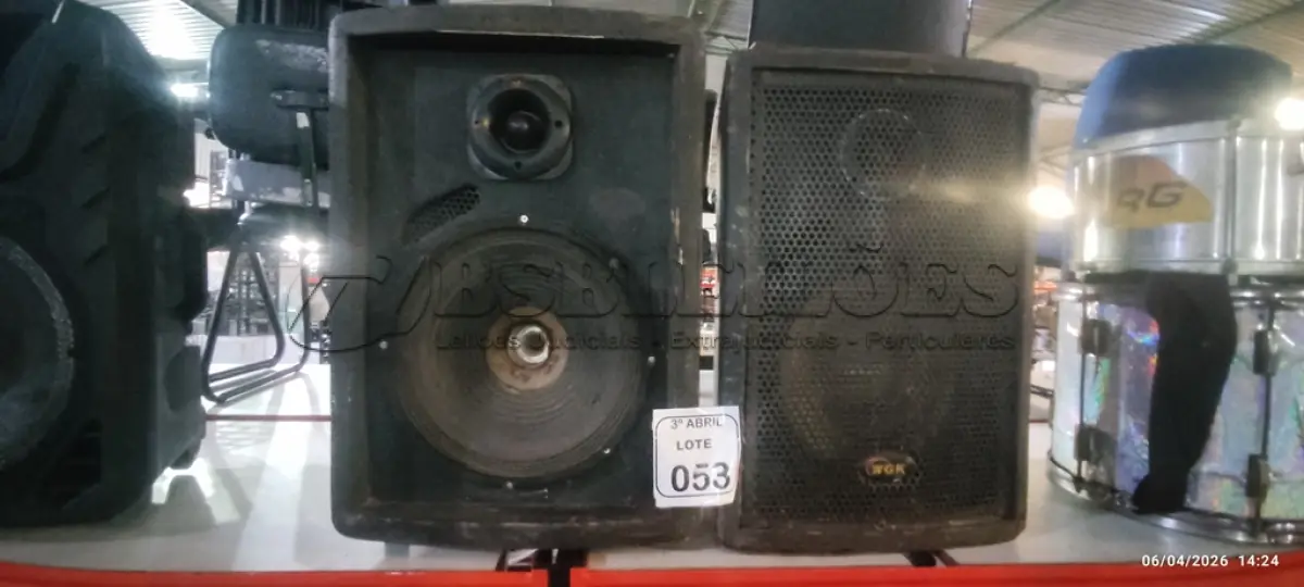 LOTE 053 - 02 CAIXAS DE SOM ALTO FALANTES MARCA WGK. (NO ESTADO) ATENÇÃO! FAZER A VISITAÇÃO ANTES DE ARREMATAR, NÃO SABEMOS SE FUNCIONA, LEILÃO NÃO TEM GARANTIA E NEM DEVOLUÇÃO, SUJEITO A POSSÍVEIS AVARIAS VISÍVEIS/OCULTAS E/OU AUSÊNCIA DE COMPONENTES.