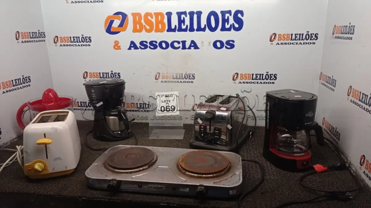 LOTE 069 - 01 FOGÃO DE INDUÇÃO COM 02 BOCAS MARCA AGRATTO, 02 TORRADEIRAS, 01 ESPREMEDOR DE FRUTAS E 02 CAFETEIRAS. (NO ESTADO) ATENÇÃO! FAZER A VISITAÇÃO ANTES DE ARREMATAR, NÃO SABEMOS SE FUNCIONA, LEILÃO NÃO TEM GARANTIA E NEM DEVOLUÇÃO, SUJEITO A POSSÍVEIS AVARIAS VISÍVEIS/OCULTAS E/OU AUSÊNCIA DE COMPONENTES.