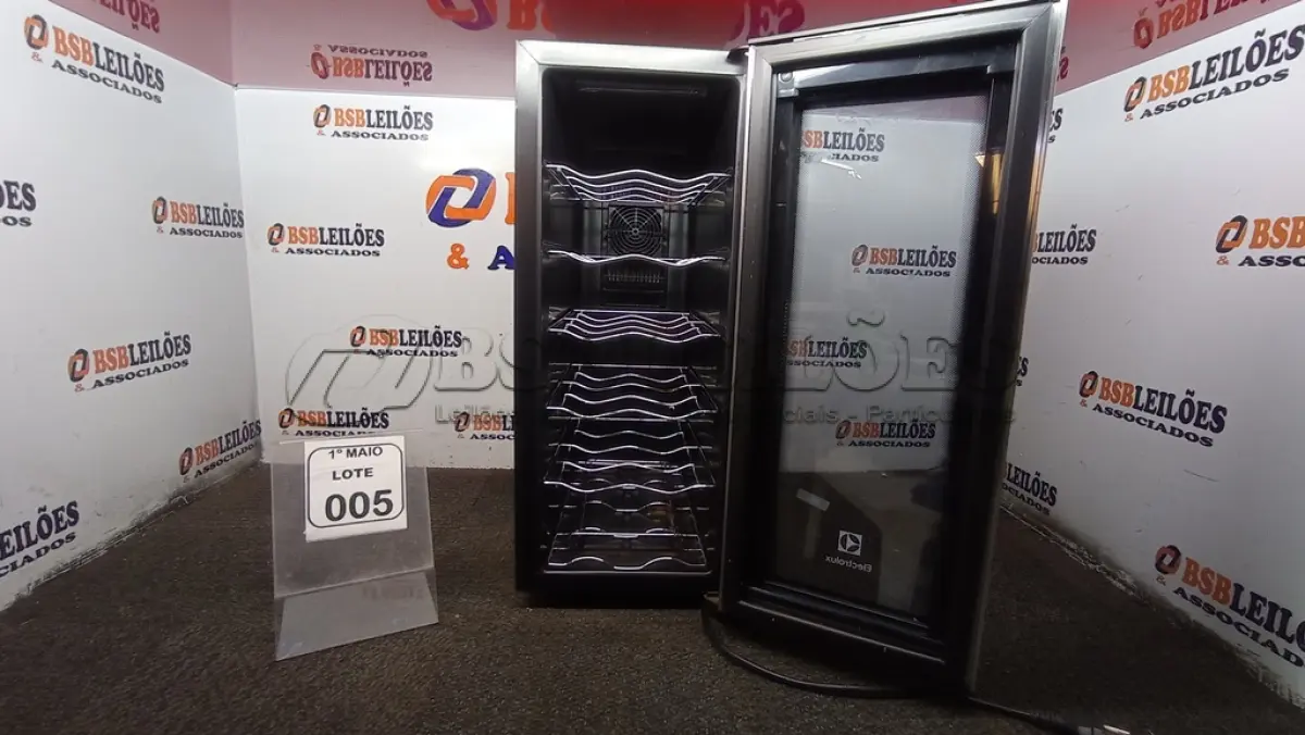 LOTE 005 - 01 CLIMATIZADOR DE VINHOS 127V MARCA ELECTROLUX. (NO ESTADO) ATENÇÃO! FAZER A VISITAÇÃO ANTES DE ARREMATAR, NÃO SABEMOS SE FUNCIONA, LEILÃO NÃO TEM GARANTIA E NEM DEVOLUÇÃO, SUJEITO A POSSÍVEIS AVARIAS VISÍVEIS/OCULTAS E/OU AUSÊNCIA DE COMPONENTES.