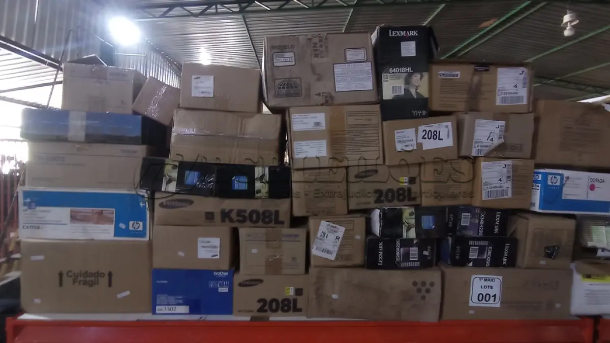 LOTE 001 - 01 LOTE COM GRANDE QUANTIDADE DE TONER DE IMPRESSORAS DE MARCAS E MODELOS DIVERSOS. (NO ESTADO) ATENÇÃO! FAZER A VISITAÇÃO ANTES DE ARREMATAR, NÃO SABEMOS SE FUNCIONA, LEILÃO NÃO TEM GARANTIA E NEM DEVOLUÇÃO, SUJEITO A POSSÍVEIS AVARIAS VISÍVEIS/OCULTAS E/OU AUSÊNCIA DE COMPONENTES.