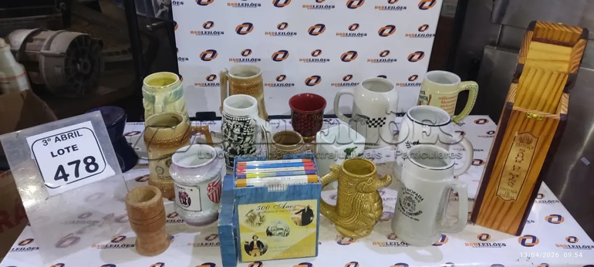 LOTE 478 - 01 CAIXA PARA GARRAFAS, 01 COLEÇÃO DE CDS E 15 CANECAS DECORATIVAS. (NO ESTADO) ATENÇÃO! FAZER A VISITAÇÃO ANTES DE ARREMATAR, NÃO SABEMOS SE FUNCIONA, LEILÃO NÃO TEM GARANTIA E NEM DEVOLUÇÃO, SUJEITO A POSSÍVEIS AVARIAS VISÍVEIS/OCULTAS E/OU AUSÊNCIA DE COMPONENTES.