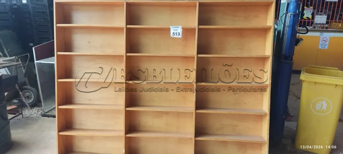 LOTE 513 - 01 ESTANTE TIPO ESCANINHO EM MADEIRA DE 1,98X1,52. (NO ESTADO) ATENÇÃO! FAZER A VISITAÇÃO ANTES DE ARREMATAR, NÃO SABEMOS SE FUNCIONA, LEILÃO NÃO TEM GARANTIA E NEM DEVOLUÇÃO, SUJEITO A POSSÍVEIS AVARIAS VISÍVEIS/OCULTAS E/OU AUSÊNCIA DE COMPONENTES.