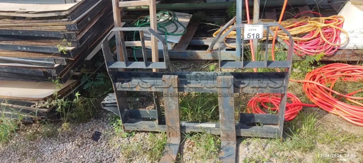 LOTE 518 - 01 GARFO PALLET ORIGINAL BOBCAT PARA MINICARREGADEIRA. (NO ESTADO) ATENÇÃO! FAZER A VISITAÇÃO ANTES DE ARREMATAR, NÃO SABEMOS SE FUNCIONA, LEILÃO NÃO TEM GARANTIA E NEM DEVOLUÇÃO, SUJEITO A POSSÍVEIS AVARIAS VISÍVEIS/OCULTAS E/OU AUSÊNCIA DE COMPONENTES.