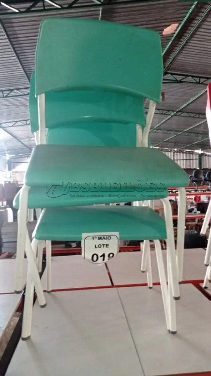 LOTE 019 - 04 CADEIRAS INFANTIS NA COR VERDE. (NO ESTADO) ATENÇÃO! FAZER A VISITAÇÃO ANTES DE ARREMATAR, NÃO SABEMOS SE FUNCIONA, LEILÃO NÃO TEM GARANTIA E NEM DEVOLUÇÃO, SUJEITO A POSSÍVEIS AVARIAS VISÍVEIS/OCULTAS E/OU AUSÊNCIA DE COMPONENTES.