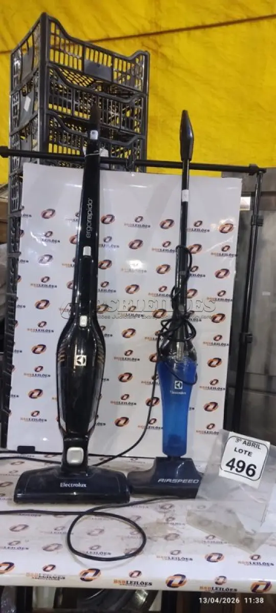 LOTE 496 - 02 ASPIRADORES DE PÓ 220V MARCA ELECTROLUX. (NO ESTADO) ATENÇÃO! FAZER A VISITAÇÃO ANTES DE ARREMATAR, NÃO SABEMOS SE FUNCIONA, LEILÃO NÃO TEM GARANTIA E NEM DEVOLUÇÃO, SUJEITO A POSSÍVEIS AVARIAS VISÍVEIS/OCULTAS E/OU AUSÊNCIA DE COMPONENTES.