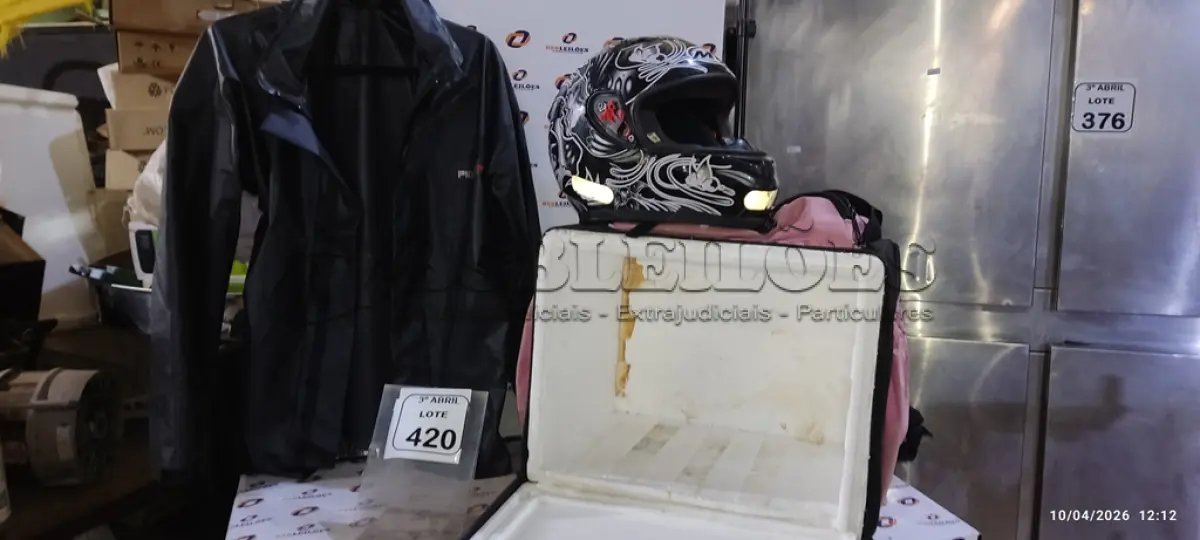 LOTE 420 - 01 ROUPA DE CHUVA, 01 BAG E 01 CAPACETE PARA MOTOCICLISTA. (NO ESTADO) ATENÇÃO! FAZER A VISITAÇÃO ANTES DE ARREMATAR, NÃO SABEMOS SE FUNCIONA, LEILÃO NÃO TEM GARANTIA E NEM DEVOLUÇÃO, SUJEITO A POSSÍVEIS AVARIAS VISÍVEIS/OCULTAS E/OU AUSÊNCIA DE COMPONENTES.