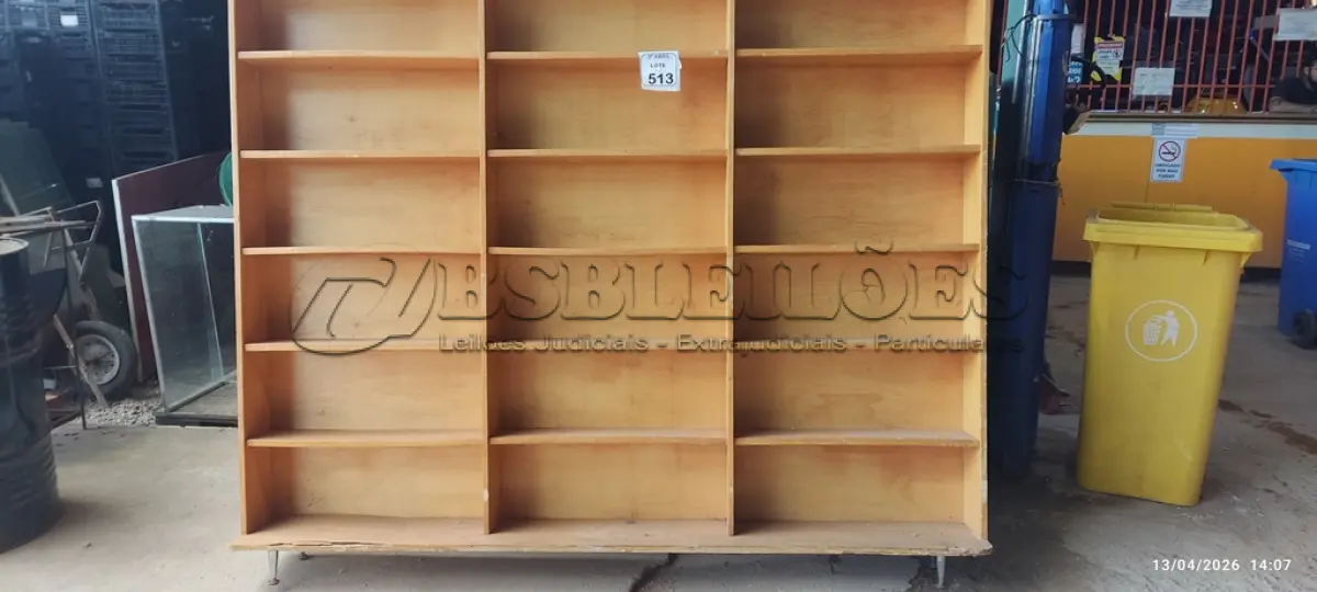 LOTE 513 - 01 ESTANTE TIPO ESCANINHO EM MADEIRA DE 1,98X1,52. (NO ESTADO) ATENÇÃO! FAZER A VISITAÇÃO ANTES DE ARREMATAR, NÃO SABEMOS SE FUNCIONA, LEILÃO NÃO TEM GARANTIA E NEM DEVOLUÇÃO, SUJEITO A POSSÍVEIS AVARIAS VISÍVEIS/OCULTAS E/OU AUSÊNCIA DE COMPONENTES.