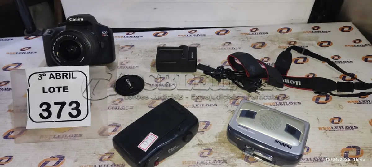LOTE 373 - 01 CÂMERA DIGITAL MODELO REBEL T6 COM FONTE MARCA CAMON, 01 CÂMERA FOTOGRÁFICA YASHICA E 01 TOCA FITAS MARCA MULTITOC. (NO ESTADO) ATENÇÃO! FAZER A VISITAÇÃO ANTES DE ARREMATAR, NÃO SABEMOS SE FUNCIONA, LEILÃO NÃO TEM GARANTIA E NEM DEVOLUÇÃO, SUJEITO A POSSÍVEIS AVARIAS VISÍVEIS/OCULTAS E/OU AUSÊNCIA DE COMPONENTES.