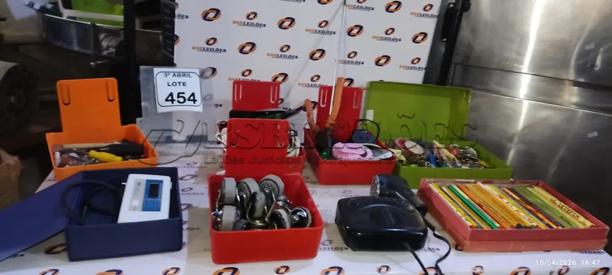 LOTE 454 - 01 LOTE COM RODINHAS DE MOVEIS, 01 ALICATE, GRANDE QUANTIDADE DE LÁPIS, BARBEADOR ELÉTRICO E MATERIAIS DIVERSOS. (NO ESTADO) ATENÇÃO! FAZER A VISITAÇÃO ANTES DE ARREMATAR, NÃO SABEMOS SE FUNCIONA, LEILÃO NÃO TEM GARANTIA E NEM DEVOLUÇÃO, SUJEITO A POSSÍVEIS AVARIAS VISÍVEIS/OCULTAS E/OU AUSÊNCIA DE COMPONENTES.