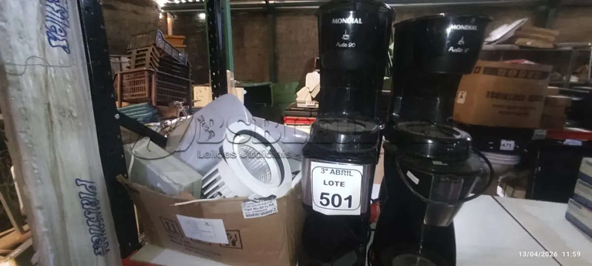 LOTE 501 - 06 CAFETEIRAS E 01 CAIXA COM VÁRIAS LUMINÁRIAS DE EMBUTIR E CENTRAIS ELÉTRICAS DE MARCAS DE MODELOS DIVERSOS CENTRAIS ELÉTRICAS DE MARCAS E MODELOS DIVERSOS. (NO ESTADO) ATENÇÃO! FAZER A VISITAÇÃO ANTES DE ARREMATAR, NÃO SABEMOS SE FUNCIONA, LEILÃO NÃO TEM GARANTIA E NEM DEVOLUÇÃO, SUJEITO A POSSÍVEIS AVARIAS VISÍVEIS/OCULTAS E/OU AUSÊNCIA DE COMPONENTES.