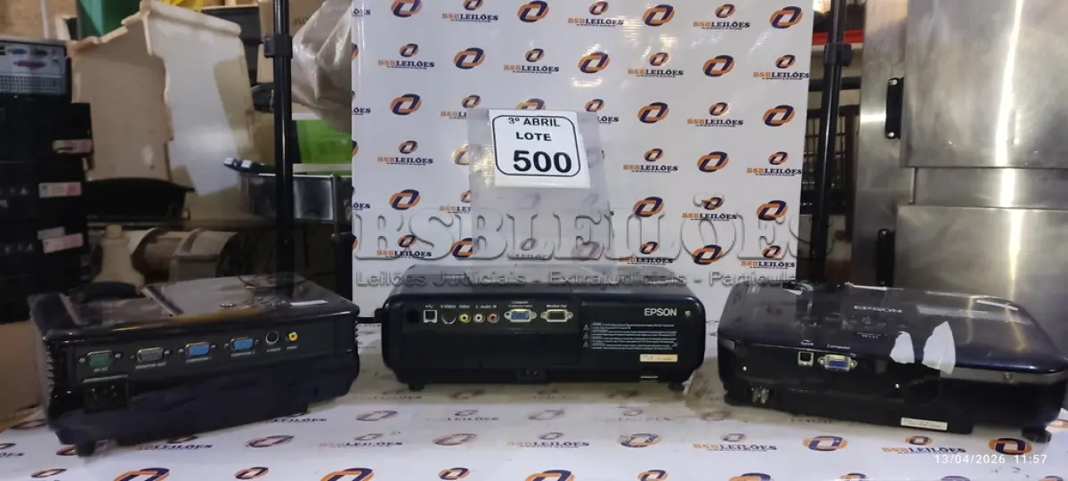LOTE 500 - 01 PROJETOR MARCA BENQ E 02 PROJETORES MARCA EPSON. (NO ESTADO) ATENÇÃO! FAZER A VISITAÇÃO ANTES DE ARREMATAR, NÃO SABEMOS SE FUNCIONA, LEILÃO NÃO TEM GARANTIA E NEM DEVOLUÇÃO, SUJEITO A POSSÍVEIS AVARIAS VISÍVEIS/OCULTAS E/OU AUSÊNCIA DE COMPONENTES.
