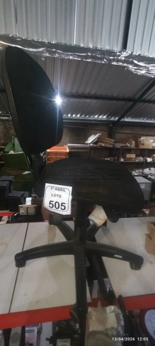 LOTE 505 - 01 CADEIRA GIRATÓRIA PARA ESCRITÓRIO NA COR PRETA. (NO ESTADO) ATENÇÃO! FAZER A VISITAÇÃO ANTES DE ARREMATAR, NÃO SABEMOS SE FUNCIONA, LEILÃO NÃO TEM GARANTIA E NEM DEVOLUÇÃO, SUJEITO A POSSÍVEIS AVARIAS VISÍVEIS/OCULTAS E/OU AUSÊNCIA DE COMPONENTES.
