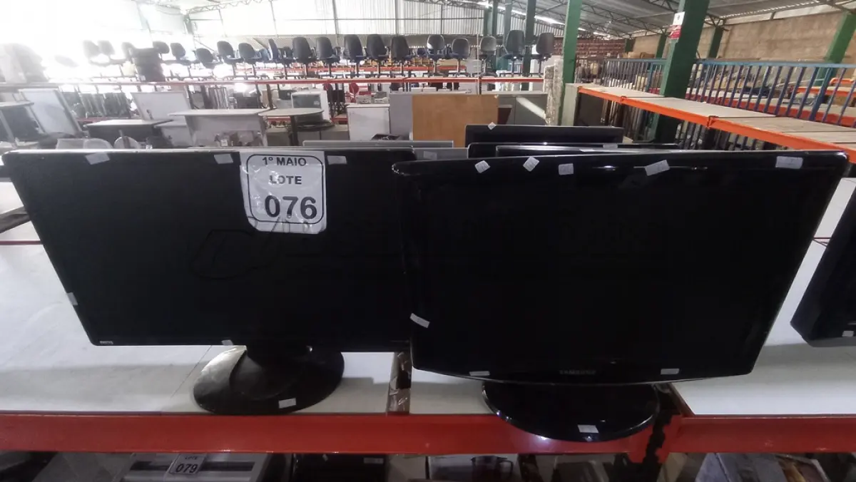LOTE 076 - 08 MONITORES LCD DE MARCAS E MODELOS DIVERSOS. (NO ESTADO) ATENÇÃO! FAZER A VISITAÇÃO ANTES DE ARREMATAR, NÃO SABEMOS SE FUNCIONA, LEILÃO NÃO TEM GARANTIA E NEM DEVOLUÇÃO, SUJEITO A POSSÍVEIS AVARIAS VISÍVEIS/OCULTAS E/OU AUSÊNCIA DE COMPONENTES.