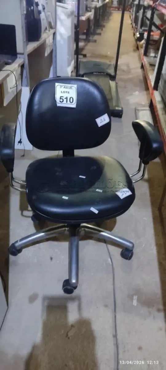 LOTE 510 - 01 CADEIRA GIRATÓRIA PARA ESCRITÓRIO NA COR PRETA. (NO ESTADO) ATENÇÃO! FAZER A VISITAÇÃO ANTES DE ARREMATAR, NÃO SABEMOS SE FUNCIONA, LEILÃO NÃO TEM GARANTIA E NEM DEVOLUÇÃO, SUJEITO A POSSÍVEIS AVARIAS VISÍVEIS/OCULTAS E/OU AUSÊNCIA DE COMPONENTES.