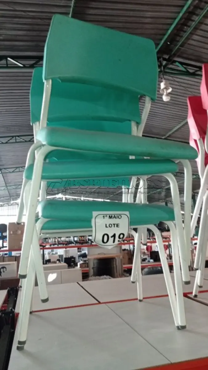 LOTE 019 - 04 CADEIRAS INFANTIS NA COR VERDE. (NO ESTADO) ATENÇÃO! FAZER A VISITAÇÃO ANTES DE ARREMATAR, NÃO SABEMOS SE FUNCIONA, LEILÃO NÃO TEM GARANTIA E NEM DEVOLUÇÃO, SUJEITO A POSSÍVEIS AVARIAS VISÍVEIS/OCULTAS E/OU AUSÊNCIA DE COMPONENTES.