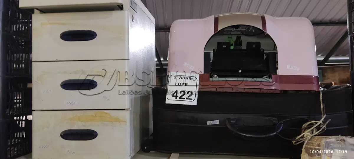 LOTE 422 - 01 MÁQUINA DE SECAGEM DE UNHA, 01 MALA DE VIAGEM E 01 GAVETEIRO ORGANIZADOR DE FERRO. (NO ESTADO) ATENÇÃO! FAZER A VISITAÇÃO ANTES DE ARREMATAR, NÃO SABEMOS SE FUNCIONA, LEILÃO NÃO TEM GARANTIA E NEM DEVOLUÇÃO, SUJEITO A POSSÍVEIS AVARIAS VISÍVEIS/OCULTAS E/OU AUSÊNCIA DE COMPONENTES.