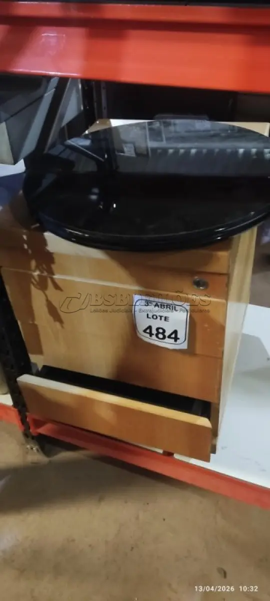 LOTE 484 - 01 GAVETEIRO EM MADEIRA COM 03 GAVETAS E 02 TAMPOS DE MESA REDONDO PARA MESA DE CENTRO EM MADEIRA. (NO ESTADO) ATENÇÃO! FAZER A VISITAÇÃO ANTES DE ARREMATAR, NÃO SABEMOS SE FUNCIONA, LEILÃO NÃO TEM GARANTIA E NEM DEVOLUÇÃO, SUJEITO A POSSÍVEIS AVARIAS VISÍVEIS/OCULTAS E/OU AUSÊNCIA DE COMPONENTES.