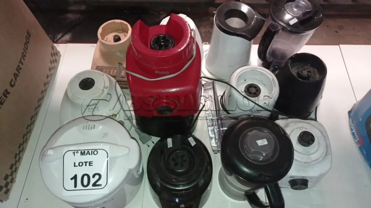 LOTE 102 - 01 PANELA ELÉTRICA, 03 COPOS DE LIQUIDIFICADOR E 09 MOTORES DE LIQUIDIFICAR DE MARCAS E MODELOS DIVERSOS. (NO ESTADO) ATENÇÃO! FAZER A VISITAÇÃO ANTES DE ARREMATAR, NÃO SABEMOS SE FUNCIONA, LEILÃO NÃO TEM GARANTIA E NEM DEVOLUÇÃO, SUJEITO A POSSÍVEIS AVARIAS VISÍVEIS/OCULTAS E/OU AUSÊNCIA DE COMPONENTES.