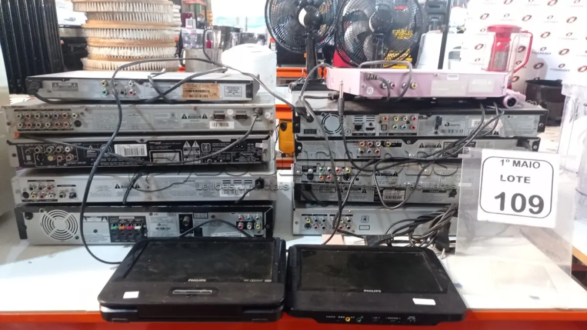 LOTE 109 - 12 APARELHOS DE DVD DE MARCAS E MODELOS DIVERSOS. (NO ESTADO) ATENÇÃO! FAZER A VISITAÇÃO ANTES DE ARREMATAR, NÃO SABEMOS SE FUNCIONA, LEILÃO NÃO TEM GARANTIA E NEM DEVOLUÇÃO, SUJEITO A POSSÍVEIS AVARIAS VISÍVEIS/OCULTAS E/OU AUSÊNCIA DE COMPONENTES.