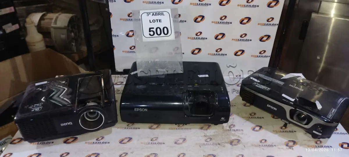 LOTE 500 - 01 PROJETOR MARCA BENQ E 02 PROJETORES MARCA EPSON. (NO ESTADO) ATENÇÃO! FAZER A VISITAÇÃO ANTES DE ARREMATAR, NÃO SABEMOS SE FUNCIONA, LEILÃO NÃO TEM GARANTIA E NEM DEVOLUÇÃO, SUJEITO A POSSÍVEIS AVARIAS VISÍVEIS/OCULTAS E/OU AUSÊNCIA DE COMPONENTES.