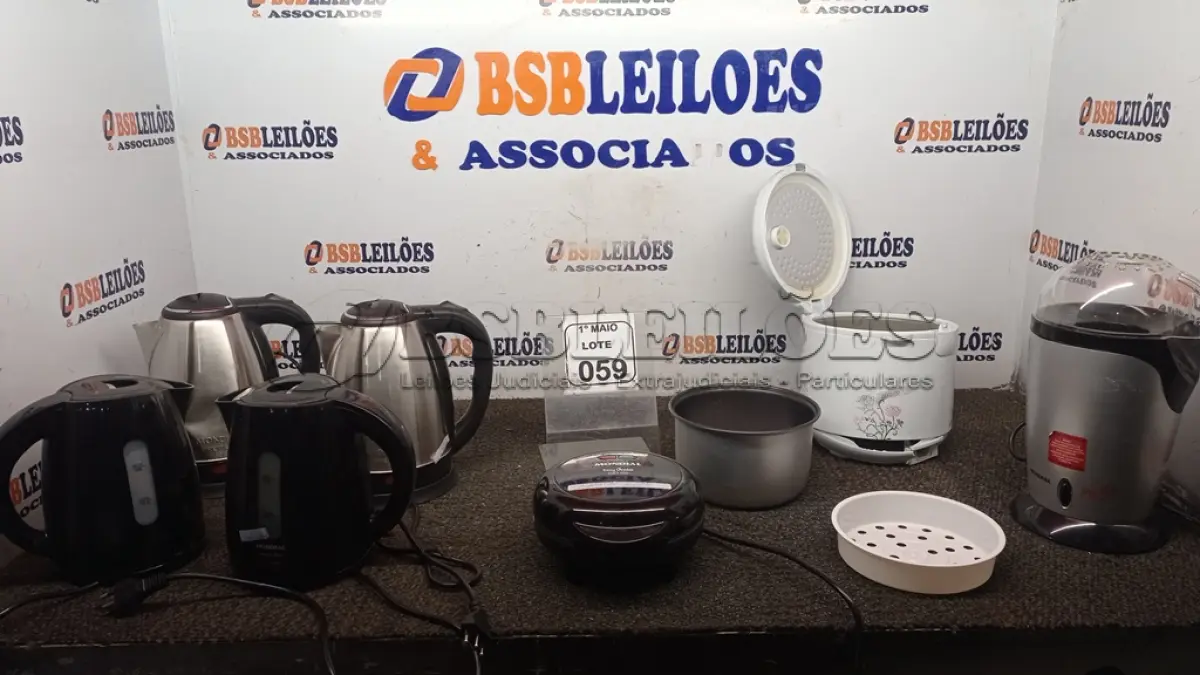 LOTE 059 - 01 PIPOQUEIRA, 01 PANELA ELÉTRICA, 01 OMELETEIRA ELÉTRICA E 04 CHALEIRAS ELÉTRICAS. (NO ESTADO) ATENÇÃO! FAZER A VISITAÇÃO ANTES DE ARREMATAR, NÃO SABEMOS SE FUNCIONA, LEILÃO NÃO TEM GARANTIA E NEM DEVOLUÇÃO, SUJEITO A POSSÍVEIS AVARIAS VISÍVEIS/OCULTAS E/OU AUSÊNCIA DE COMPONENTES.