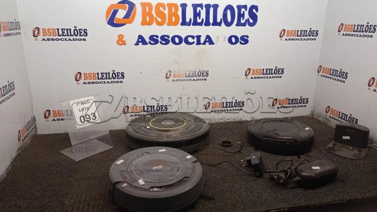 LOTE 093 - 03 ASPIRADORES ROBÔ. (NO ESTADO) ATENÇÃO! FAZER A VISITAÇÃO ANTES DE ARREMATAR, NÃO SABEMOS SE FUNCIONA, LEILÃO NÃO TEM GARANTIA E NEM DEVOLUÇÃO, SUJEITO A POSSÍVEIS AVARIAS VISÍVEIS/OCULTAS E/OU AUSÊNCIA DE COMPONENTES.